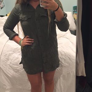 Army green button up collared dress🌿